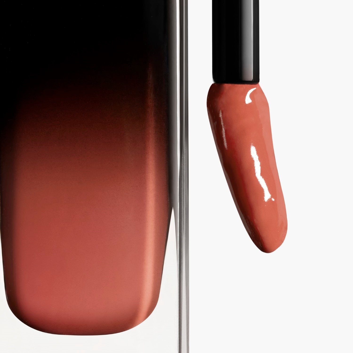 LA BARRA DE LABIOS LÍQUIDA BRILLANTE DE LARGA DURACIÓN